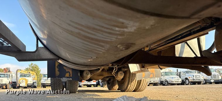 image for item EG1845 2006 Mack CHN613 semi truck