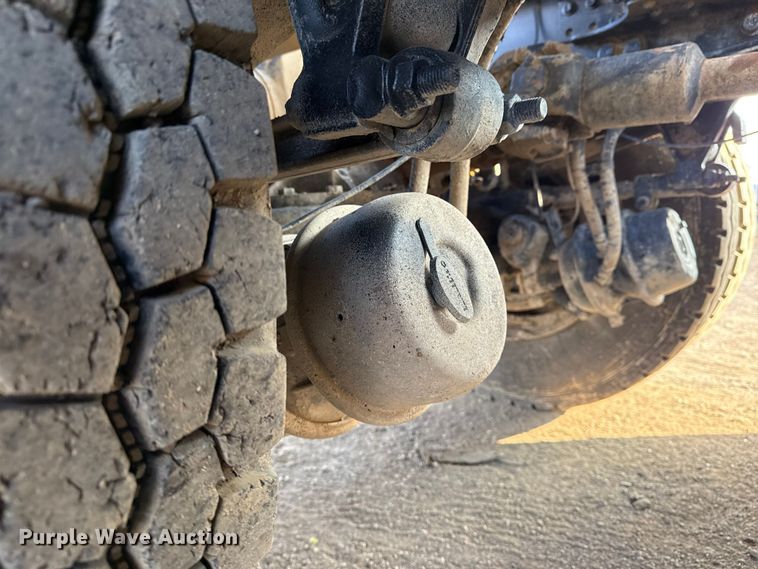 image for item EG1845 2006 Mack CHN613 semi truck