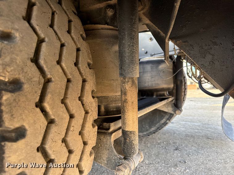 image for item EG1845 2006 Mack CHN613 semi truck