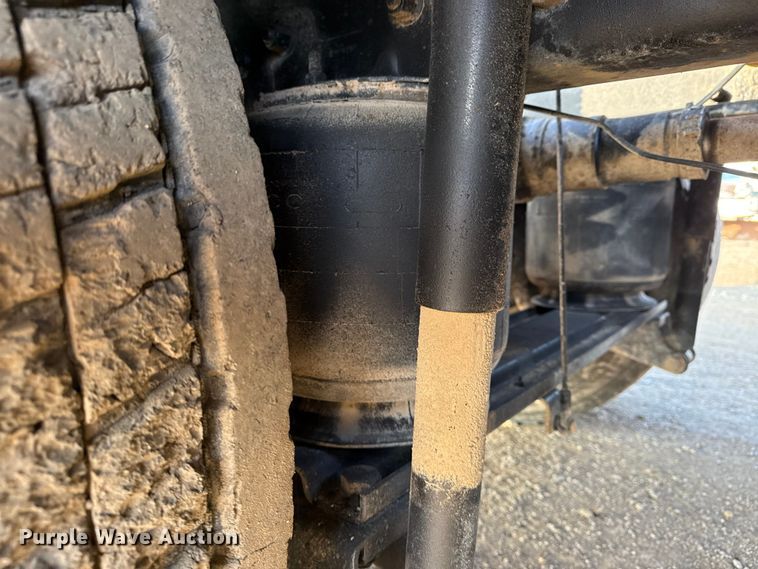 image for item EG1845 2006 Mack CHN613 semi truck