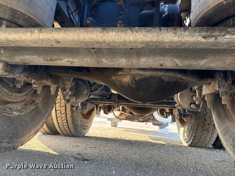 image for item EG1845 2006 Mack CHN613 semi truck