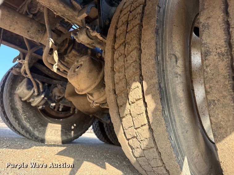 image for item EG1845 2006 Mack CHN613 semi truck