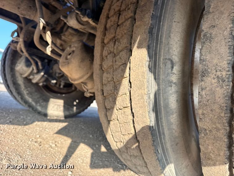 image for item EG1845 2006 Mack CHN613 semi truck