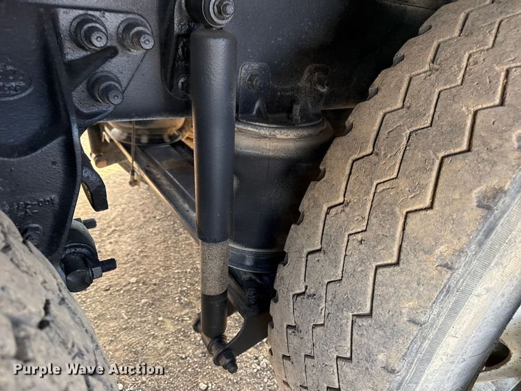 image for item EG1845 2006 Mack CHN613 semi truck