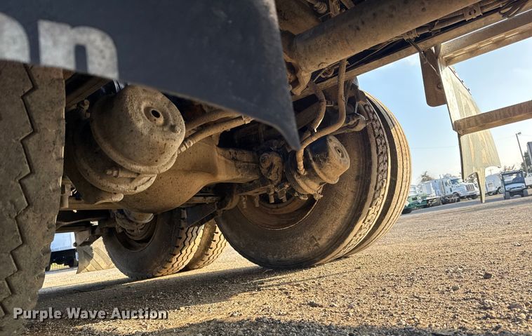 image for item EG1845 2006 Mack CHN613 semi truck