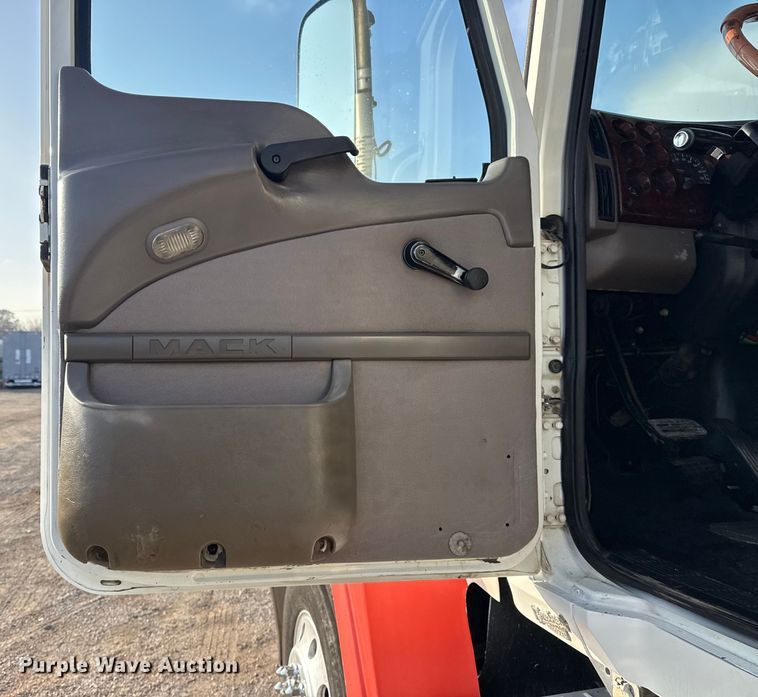 image for item EG1845 2006 Mack CHN613 semi truck