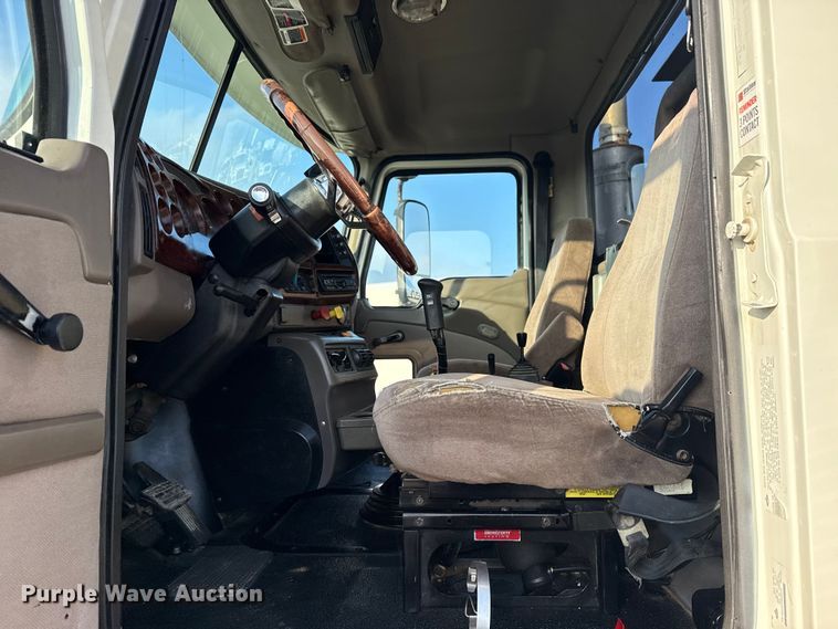 image for item EG1845 2006 Mack CHN613 semi truck