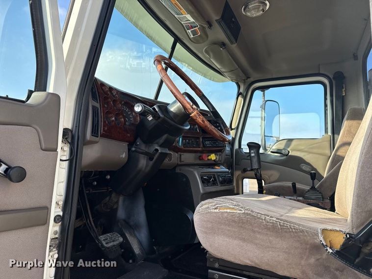 image for item EG1845 2006 Mack CHN613 semi truck