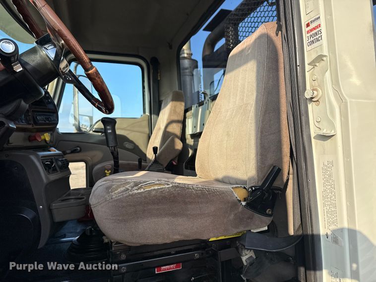 image for item EG1845 2006 Mack CHN613 semi truck