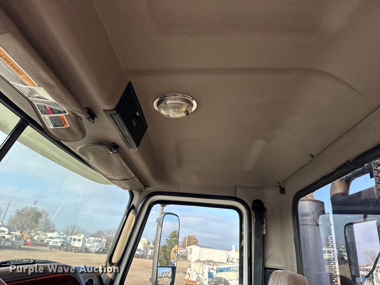 image for item EG1845 2006 Mack CHN613 semi truck