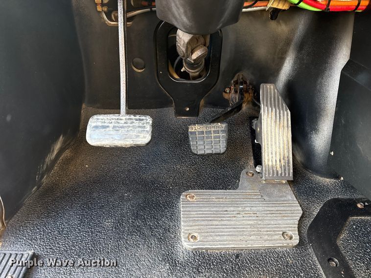 image for item EG1845 2006 Mack CHN613 semi truck