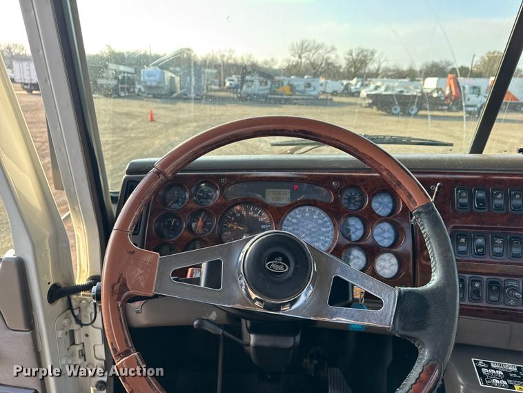 image for item EG1845 2006 Mack CHN613 semi truck