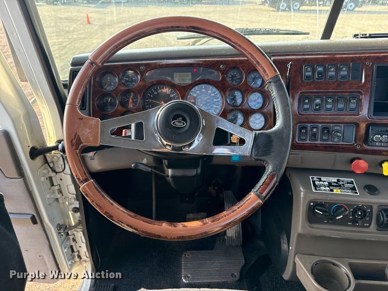 image for item EG1845 2006 Mack CHN613 semi truck