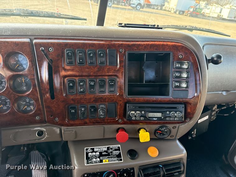 image for item EG1845 2006 Mack CHN613 semi truck