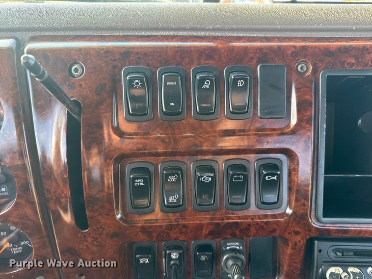 image for item EG1845 2006 Mack CHN613 semi truck