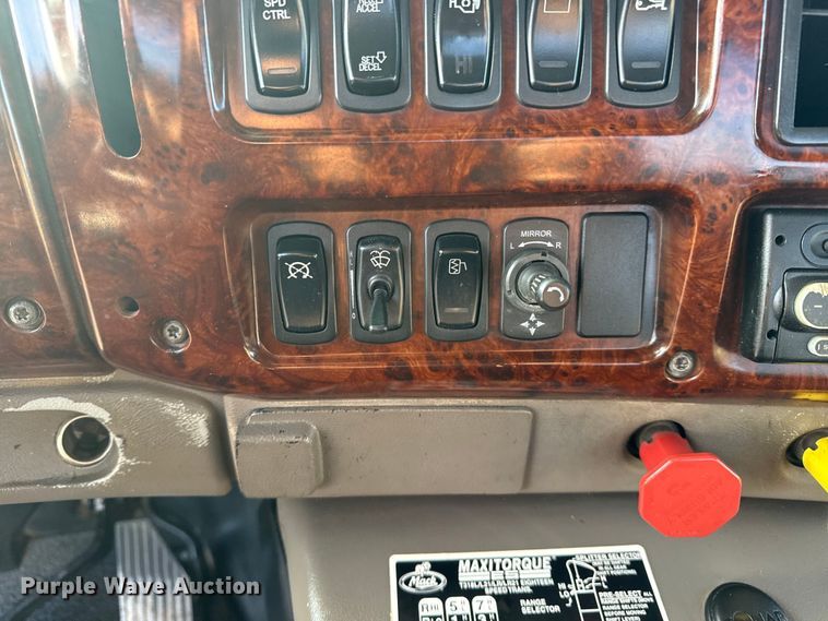 image for item EG1845 2006 Mack CHN613 semi truck