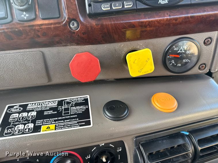 image for item EG1845 2006 Mack CHN613 semi truck