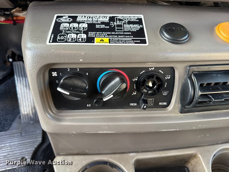 image for item EG1845 2006 Mack CHN613 semi truck