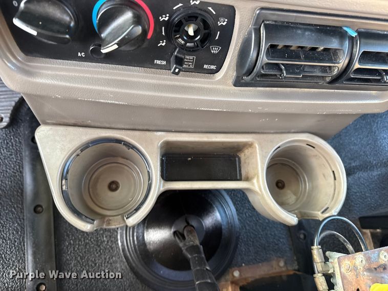 image for item EG1845 2006 Mack CHN613 semi truck