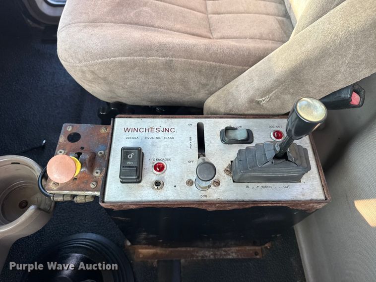 image for item EG1845 2006 Mack CHN613 semi truck