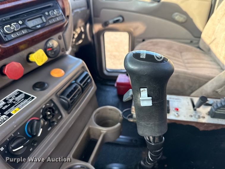 image for item EG1845 2006 Mack CHN613 semi truck