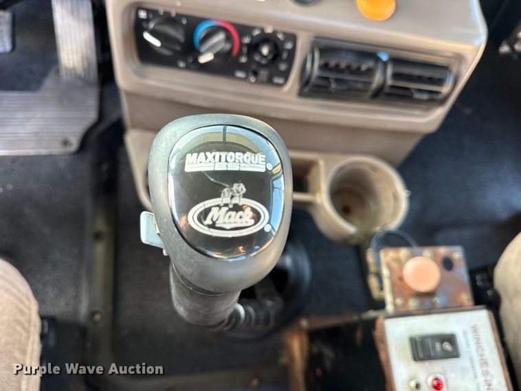 image for item EG1845 2006 Mack CHN613 semi truck
