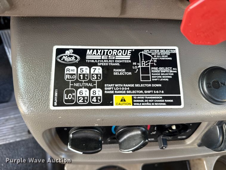 image for item EG1845 2006 Mack CHN613 semi truck