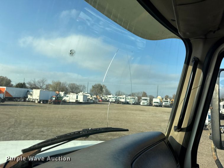 image for item EG1845 2006 Mack CHN613 semi truck