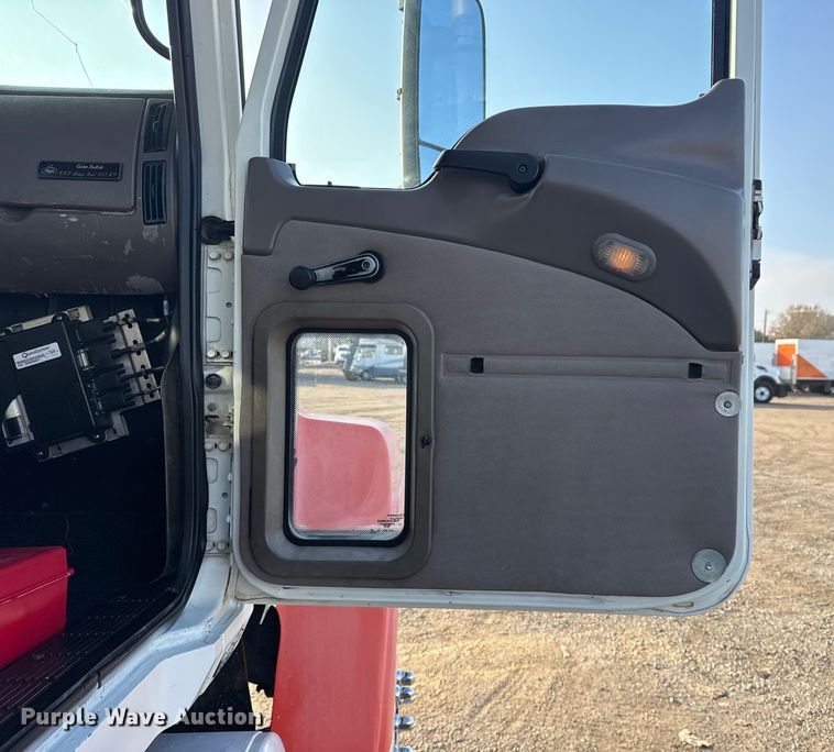 image for item EG1845 2006 Mack CHN613 semi truck