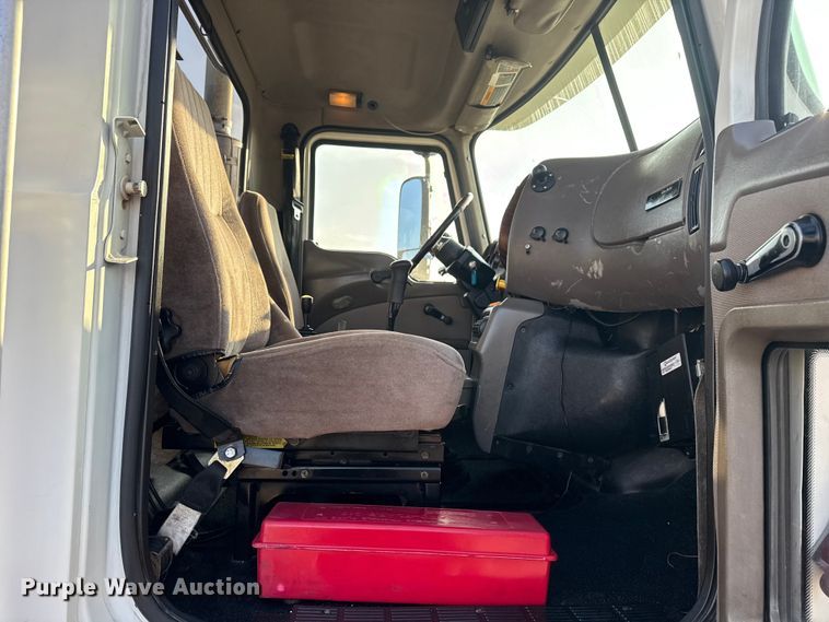 image for item EG1845 2006 Mack CHN613 semi truck