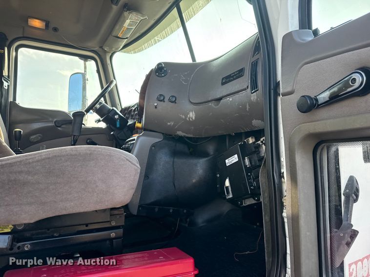 image for item EG1845 2006 Mack CHN613 semi truck