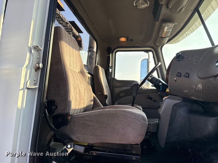 image for item EG1845 2006 Mack CHN613 semi truck