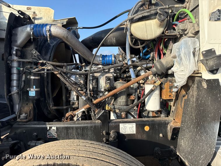 image for item EG1845 2006 Mack CHN613 semi truck