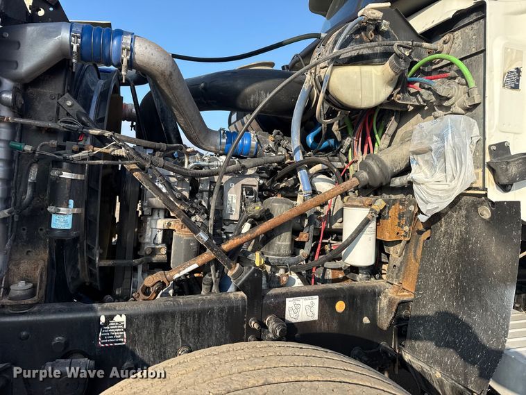 image for item EG1845 2006 Mack CHN613 semi truck