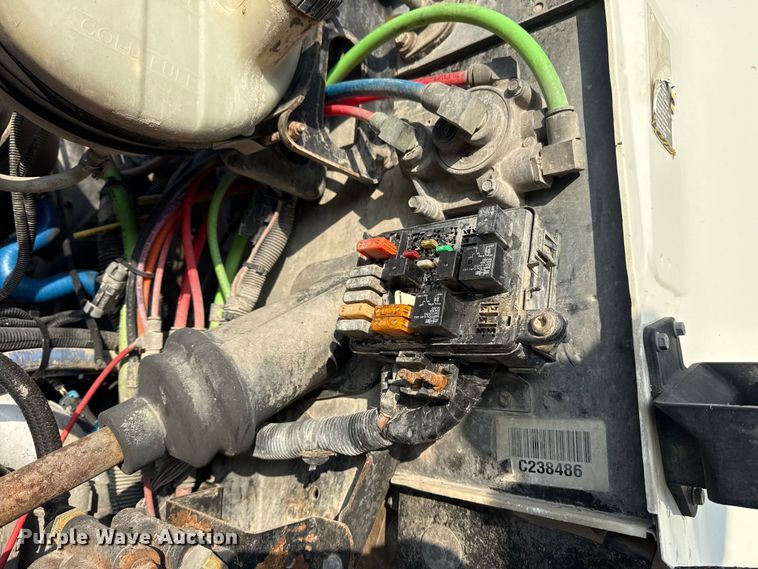 image for item EG1845 2006 Mack CHN613 semi truck