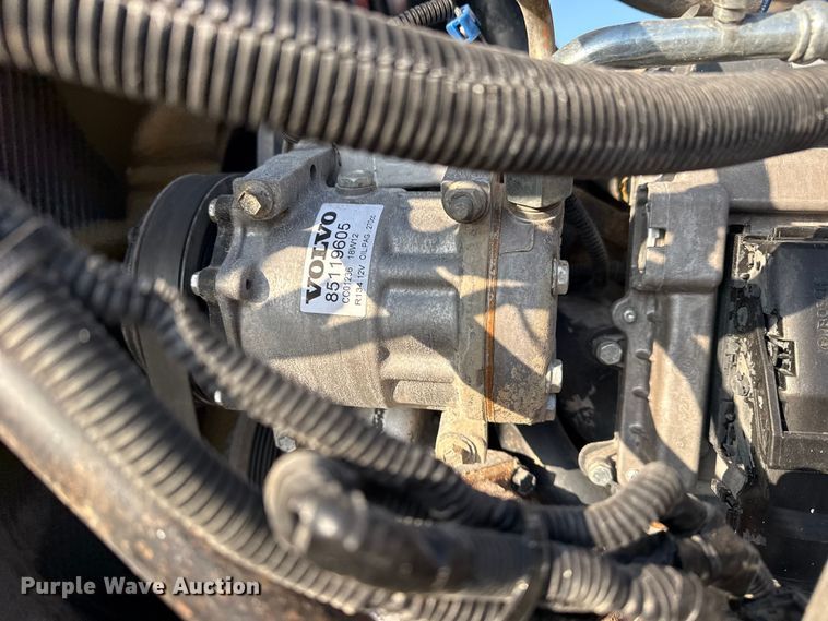 image for item EG1845 2006 Mack CHN613 semi truck