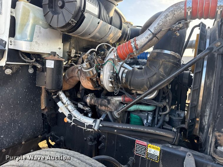 image for item EG1845 2006 Mack CHN613 semi truck