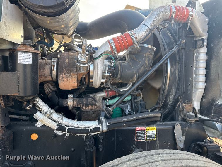 image for item EG1845 2006 Mack CHN613 semi truck