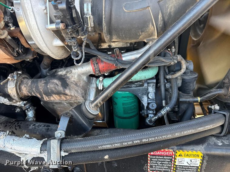 image for item EG1845 2006 Mack CHN613 semi truck