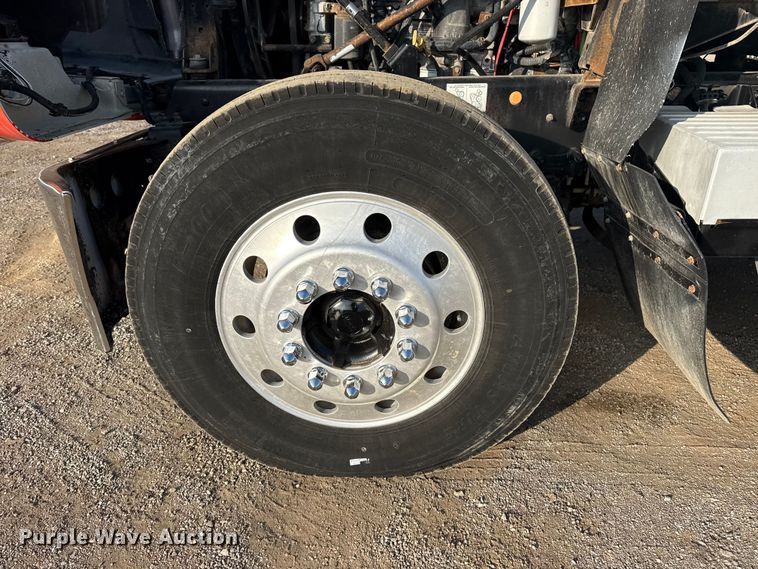 image for item EG1845 2006 Mack CHN613 semi truck