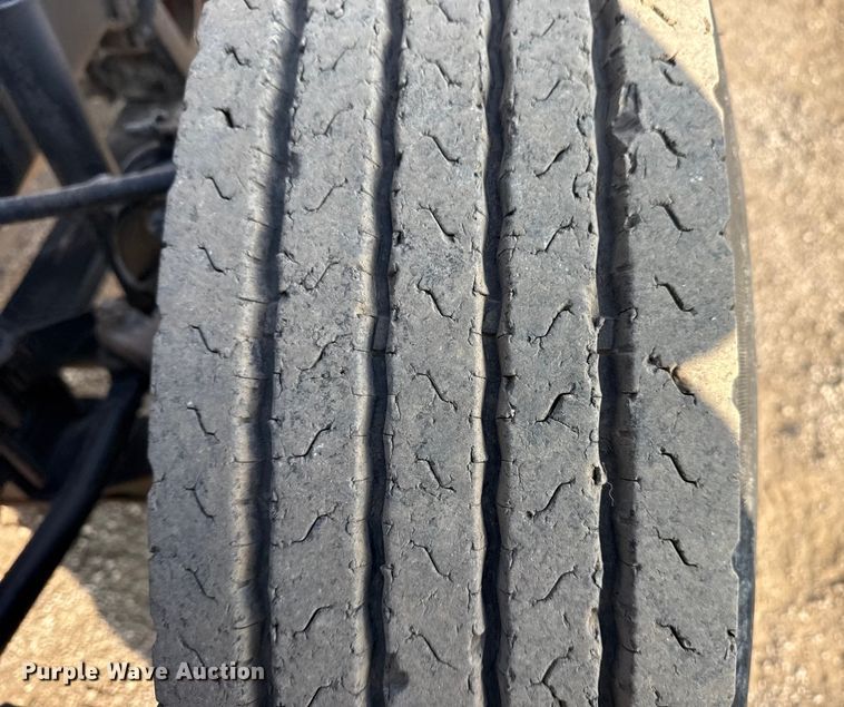 image for item EG1845 2006 Mack CHN613 semi truck