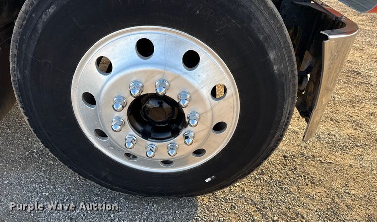 image for item EG1845 2006 Mack CHN613 semi truck