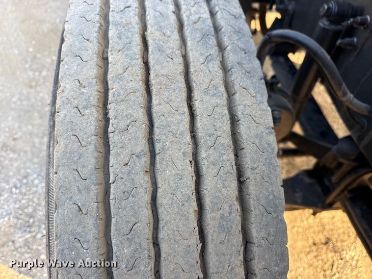 image for item EG1845 2006 Mack CHN613 semi truck