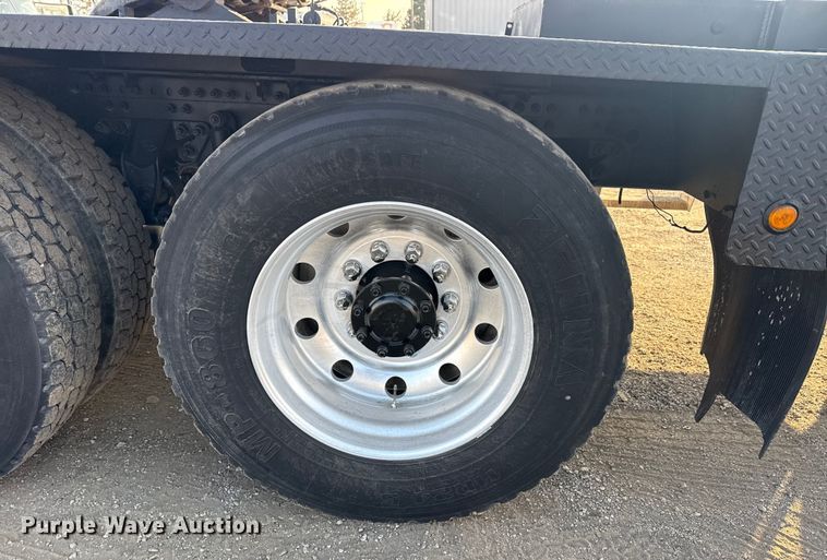 image for item EG1845 2006 Mack CHN613 semi truck