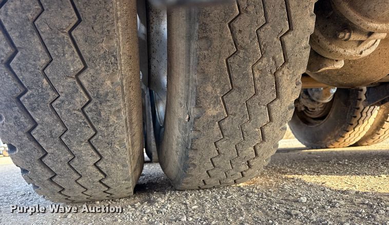 image for item EG1845 2006 Mack CHN613 semi truck