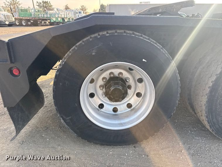 image for item EG1845 2006 Mack CHN613 semi truck