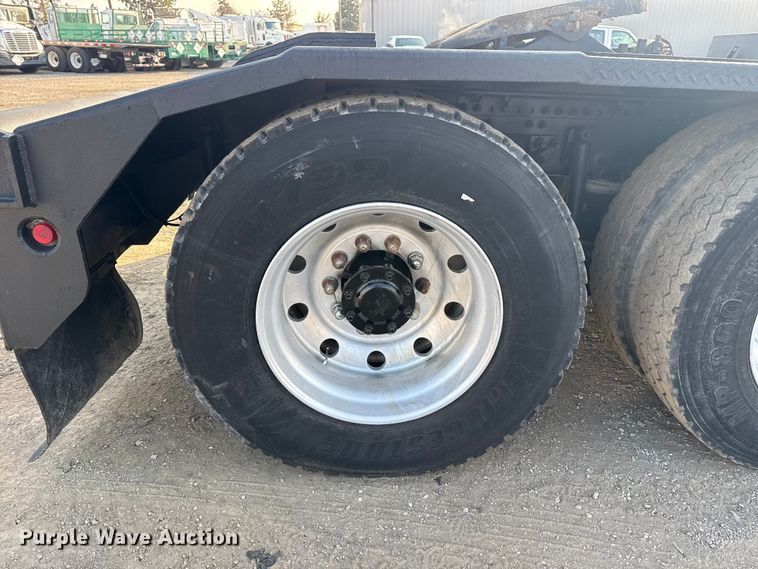 image for item EG1845 2006 Mack CHN613 semi truck