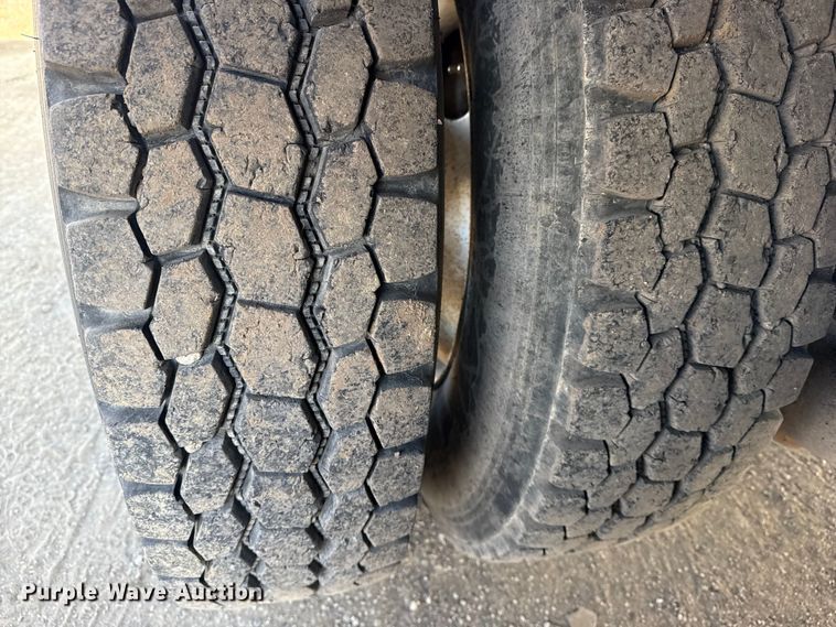 image for item EG1845 2006 Mack CHN613 semi truck