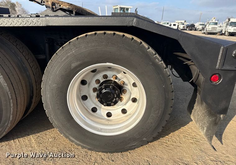 image for item EG1845 2006 Mack CHN613 semi truck