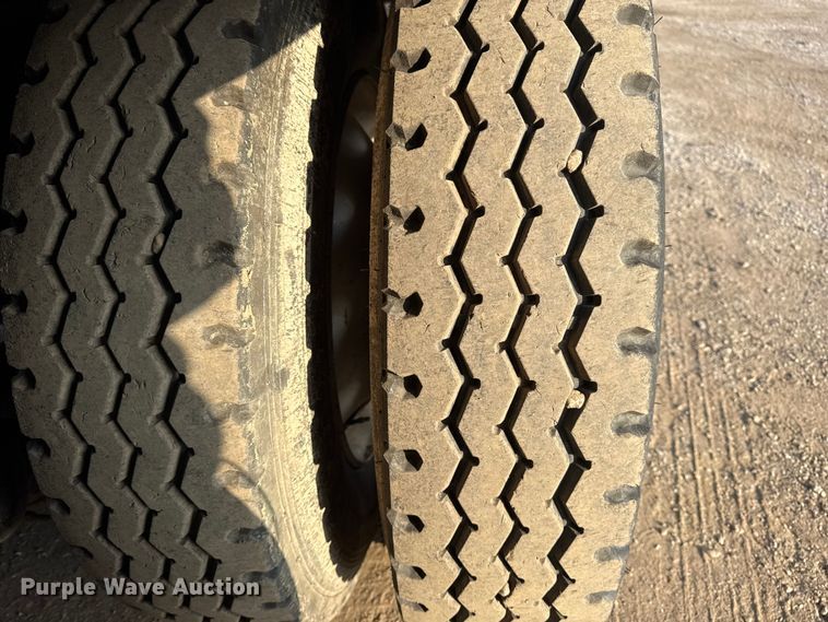 image for item EG1845 2006 Mack CHN613 semi truck